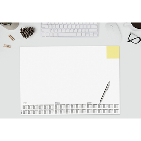 Draufsicht auf einen Schreibtisch mit Notizen, Kalender und Stift. Oben liegen eine Tastatur und eine Tasse Kaffee.