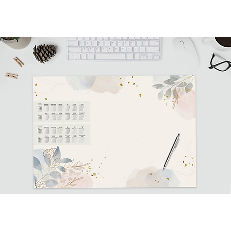 Schreibtischunterlage mit Blumenmuster, Kalender, Stift und Tastatur. Beige, pastellfarbene Elemente.
