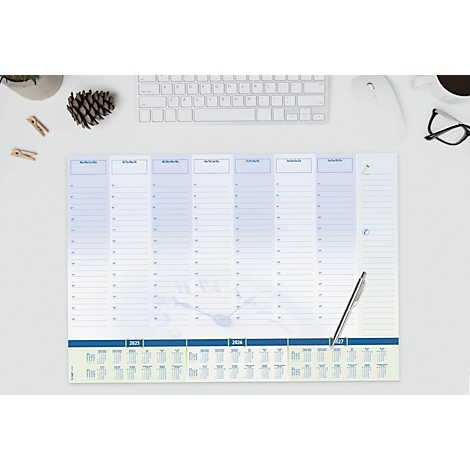 Wochenplaner mit blauem Farbverlauf. Auf dem Tisch liegen Tastatur, Maus, Stift, Brille und Dekoartikel.