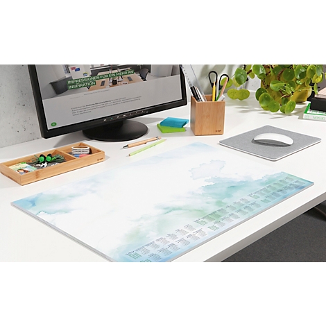 Schreibtisch mit Mousepad im Aquarell-Look, Monitor, Stifthalter, Maus, Stiften und Pflanzen.