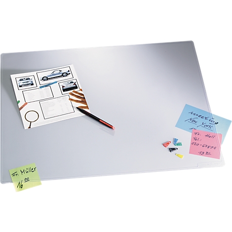 Lichtgrijze bureauonderlegger met notities en pen. Schetsen van auto's op het papier.