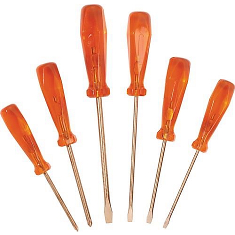 Zes schroevendraaiers met oranje handvatten, gerangschikt op een witte achtergrond.