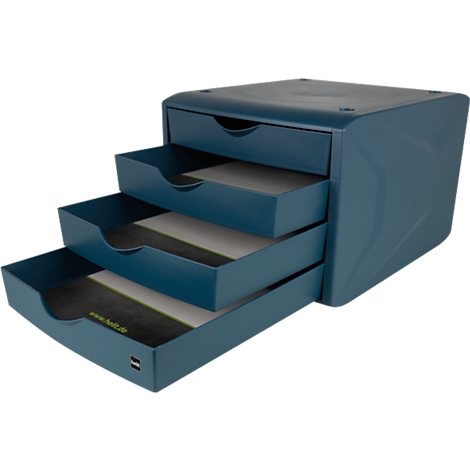 Blaues Schubladensystem mit drei offenen Schubladen. Schwarze Einlagen und Schriftzug auf der untersten Schublade.