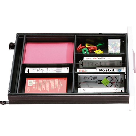 Geöffnete Schublade mit Büromaterial: Ordner, Stifte, Papier, Büroklammern, Reißzwecken, Schere und Post-it.