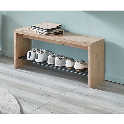 Holzschuhregal mit Büchern und Schuhen. Helle Holzoptik, schwarze Ablage, helle Schuhe.