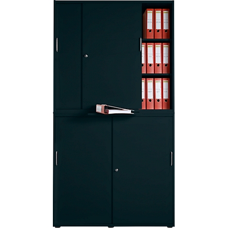 Donkerblauwe archiefkast met rode mappen en boeken. De kast heeft deuren en open vakken.
