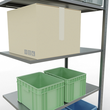 Una estantería con varias cajas y contenedores. Arriba una caja marrón grande, debajo contenedores verdes y azules.