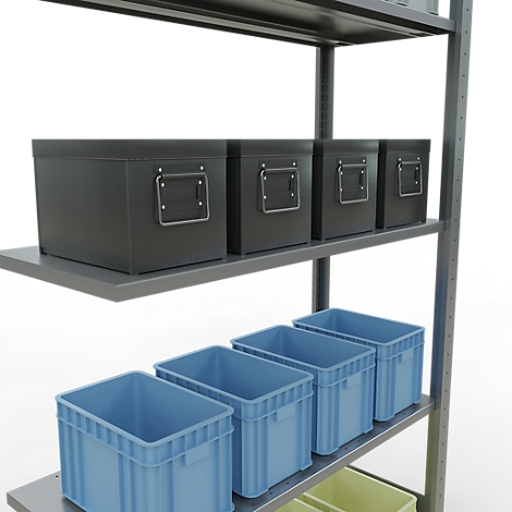 Estanterías de metal grises con cajas grises y cajas azules sobre un fondo blanco.