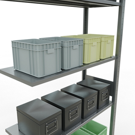 Varias cajas y contenedores en diferentes colores sobre una estantería metálica, sobre un fondo blanco.