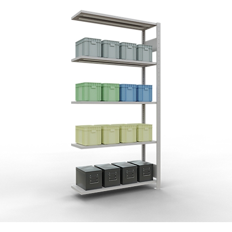 Stelling met plastic dozen in verschillende kleuren, tegen een witte achtergrond. De dozen zijn op verschillende niveaus geplaatst.