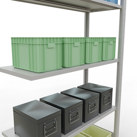 Metalen plank met groene en grijze dozen. Groene kratten bovenop, daaronder grijze dozen met metalen handvatten.