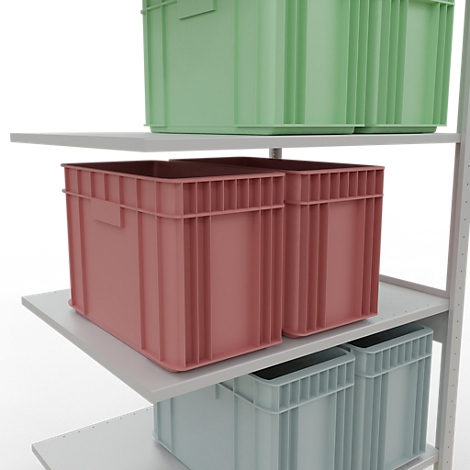 Bovenaanzicht van een rek met plastic kratten. Groene kratten op de bovenste plank, rood en lichtblauw daaronder.