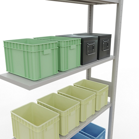 Rek met groene en gele plastic dozen. Twee zwarte dozen bovenop, blauwe eronder.