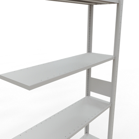 Grijze, lege stellingkast. Twee planken zijn zichtbaar, alle met gaten langs de randen. De achtergrond is wit.