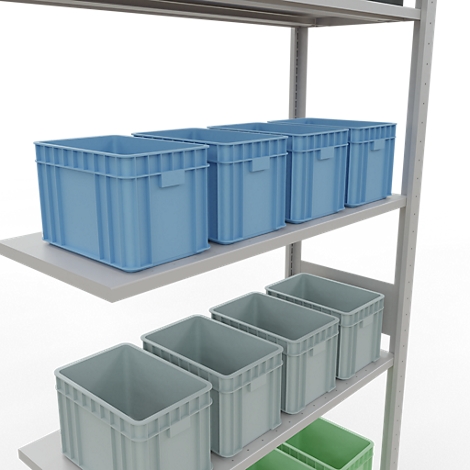 Een opslagrek met verschillende plastic dozen in verschillende kleuren. Blauwe, grijze en groene dozen op metalen planken.