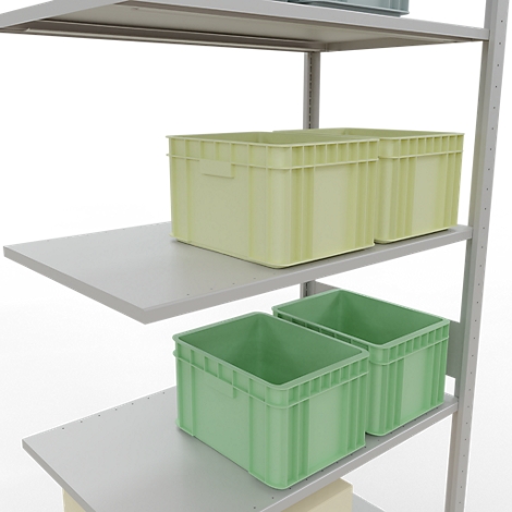 Rek met groene en gele kratten. Lichtgrijze planken, lichtgrijze metalen stutten.