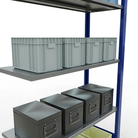 Een schap met grijze dozen en blauwe stijlen. Lichte plastic bakken bovenop, donkere metalen dozen beneden.