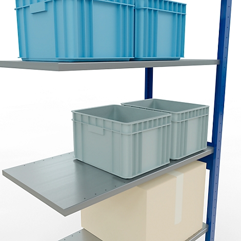 Stelling met blauwe en grijze plastic dozen, een doos van karton. Stalen frame, witte achtergrond.