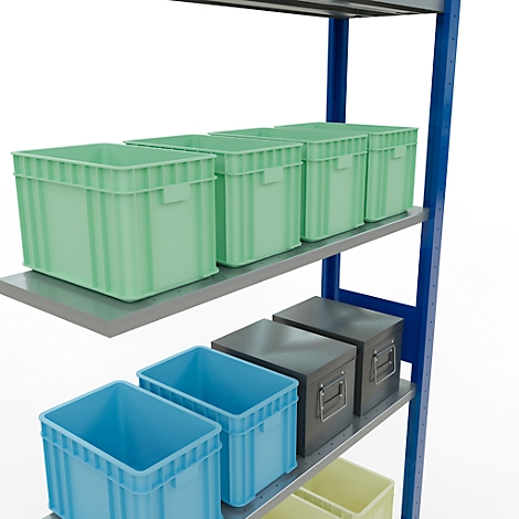 Stelling met groene, blauwe en grijze plastic dozen op de planken.