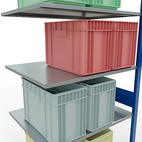 Een plank met plastic dozen in verschillende kleuren, waaronder rood, groen en lichtblauw. De dozen staan op metalen planken.