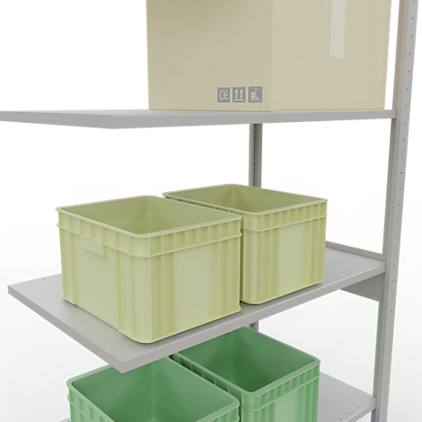 Stelling met dozen en kartonnen doos. Verschillende groene en gele dozen op grijze planken, daarboven een grote kartonnen doos.