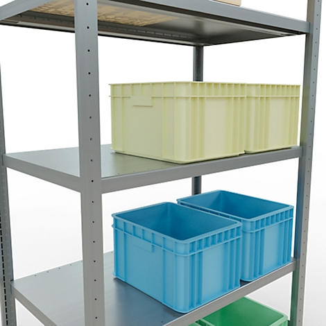 Metalen plank met plastic dozen in verschillende kleuren. De plank heeft vier niveaus waarop dozen in geel, blauw en groen zijn geplaatst.