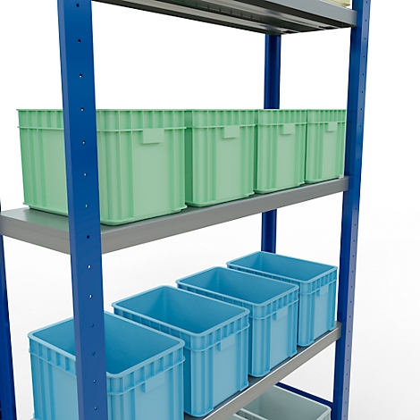 Opbergsysteem met groene en blauwe plastic dozen. De dozen zijn op de planken gestapeld.