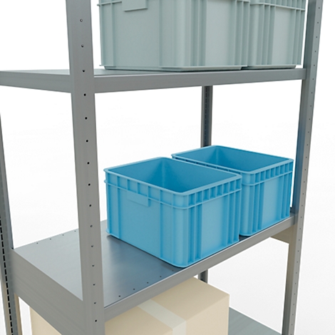 Estantería metálica con cajas azules y azul claro. También hay una caja de cartón en el estante.