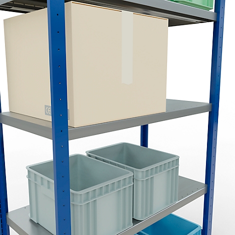 Meerlaags rek, blauw geschilderd, met kartonnen doos, grijze planken, gevuld met blauwe en grijze plastic dozen.