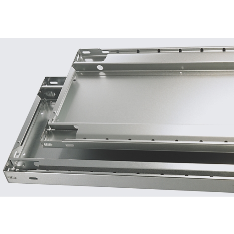 Close-up van metalen frames op verschillende niveaus. Het frame is zilver en heeft gaten en randen.