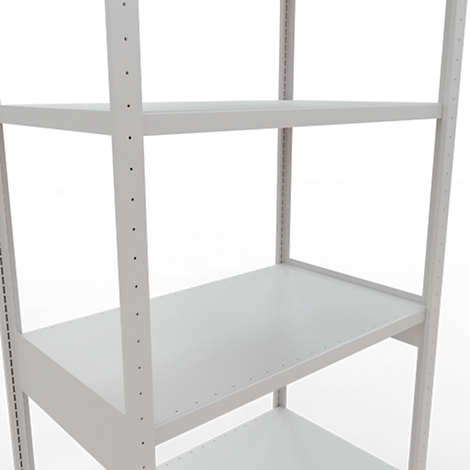 Grijze metalen planken zonder inhoud voor een witte achtergrond, close-up.