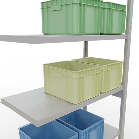 Stelling met groene, gele en blauwe plastic dozen. Dozen staan op planken.