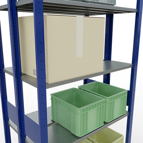 Une étagère de stockage avec des supports bleus et des étagères grises, remplie d'une grande boîte en carton et de boîtes vertes.