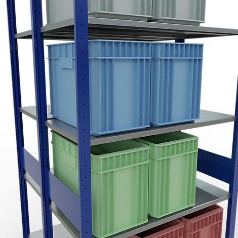 Une étagère avec des boîtes de rangement bleues, vertes et rouges. Des étagères grises sur une structure en acier bleu.