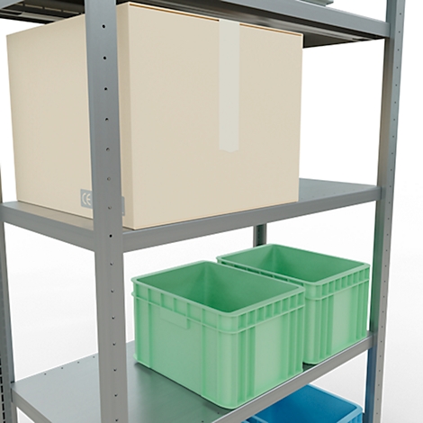 Une étagère de stockage, remplie d'une boîte en carton, de boîtes en plastique vertes et bleues.