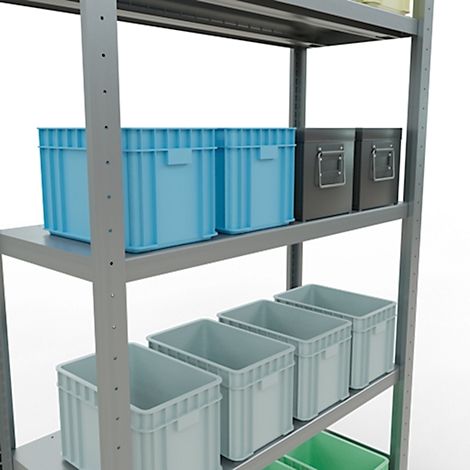 Une étagère en métal gris avec diverses boîtes en plastique bleues, grises et vertes.