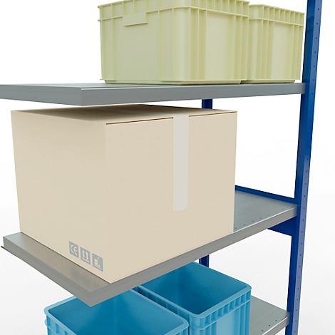 Rek met verschillende dozen en kartons. Een grote kartonnen doos met plakband, groene en blauwe containers.