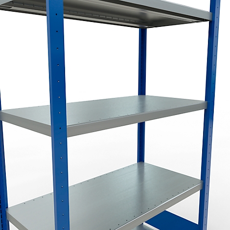 Detailaufnahme eines Metallregals mit grauen Böden und blauen Rahmen vor weißem Hintergrund.