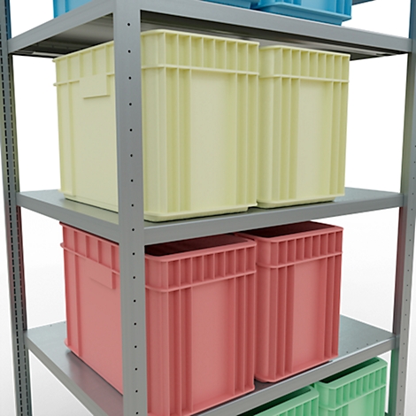 Ein Regal mit grünen, gelben und roten Lagerboxen. Die Boxen stehen auf verschiedenen Ebenen des grauen Metallregals.