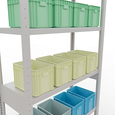 Regal mit grünen, gelben und blauen Kunststoffboxen. Die Boxen stehen auf verschiedenen Ebenen.