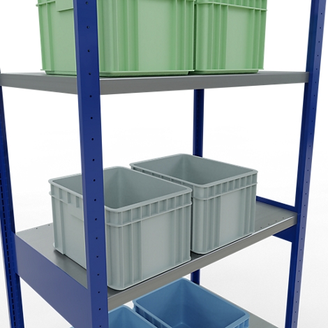 Ein Regal mit blauen Streben und grauen Fachböden. Darauf stehen grüne, graue und blaue Kunststoffboxen.