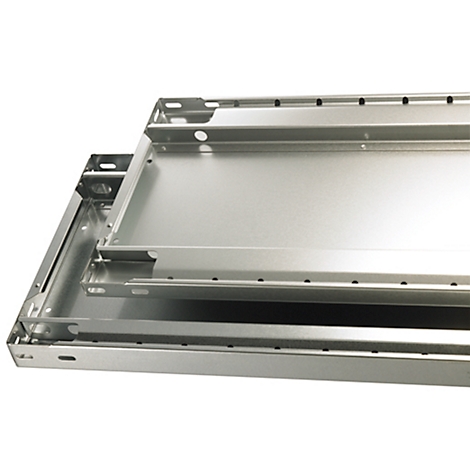 Nahaufnahme von drei Metallplatten, die ineinander geschoben sind. Die Platten sind silberfarben und weisen Löcher und Kanten auf.