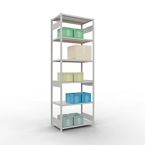 Graues Regal mit Einlegeböden. Es ist mit grünen, gelben, blauen Kisten und einer Kartonschachtel beladen. Weißer Hintergrund.