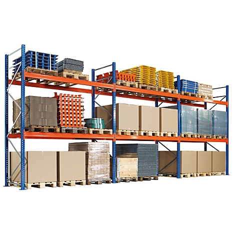 Rayonnage d'entrepôt avec palettes, boîtes et marchandises de différentes couleurs. Étagères orange, supports bleus, fond blanc.