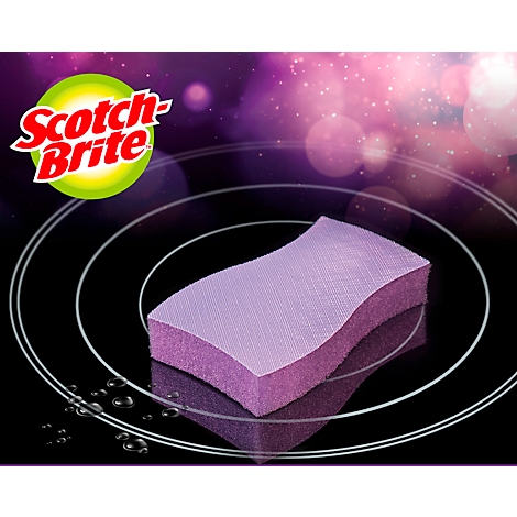 Een paarse Scotch-Brite spons ligt op een zwarte, glanzende ondergrond. Op de achtergrond is een Scotch-Brite logo te zien.