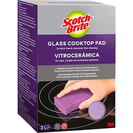 Een productverpakking van Scotch-Brite met een paarse reinigingspad die wordt gebruikt op een glazen kookplaat.