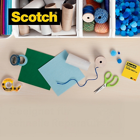 Bastelutensilien wie Papier, Klebeband, Schere und Wolle auf hellem Holz. Im Hintergrund Behälter mit Zubehör, unten Text: Geeignet für schnelle Reparaturen.