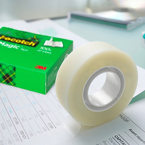 Rolle Scotch Magic Klebeband auf Dokumenten. Auf gelbem Banner steht: Unsichtbar bei der Anwendung.