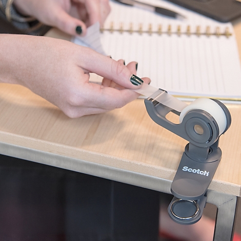 Een persoon plakt een plakbandje op papier met een grijze tape dispenser. Op de gele banner staat: Past op een verscheidenheid aan dispensers.