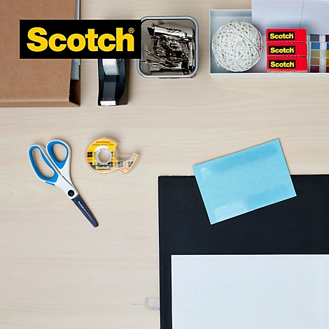 Bureau avec fournitures de bureau, dont du ruban adhésif, des ciseaux et un bloc-notes. Texte : Application simple grâce au revêtement adhésif double face.